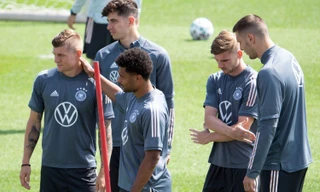 Đội tuyển Đức gặp bất lợi trước cuộc đại chiến với Anh.