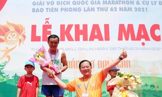 Nhà báo Lê Xuân Sơn - Tổng Biên tập Báo Tiền Phong, Trưởng Ban Tổ chức Tiền Phong Marathon 2021 chúc mừng ông Nguyễn Văn Phúc - vận động viên lớn tuổi nhất hoàn thành cự ly 42,195km của giải. Ảnh: Dương Triều.