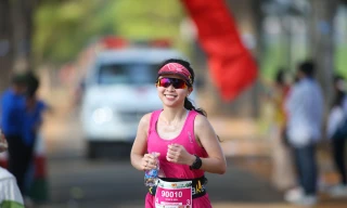 Những bóng hồng rạng rỡ trên đường chạy Tiền Phong Marathon