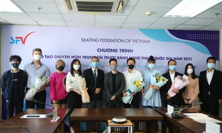 'Cặp đôi vàng' Minh Sang- Thu Hà thử sức làm trọng tài… trượt băng nghệ thuật 