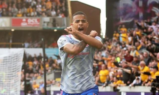 Greenwood ăn mừng bàn thắng vào lưới Wolverhampton