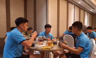Đội tuyển Việt Nam thoát cảnh ăn tại phòng ngủ, được bố trí sân tập riêng ở Singapore 