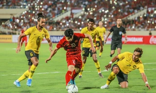 Tuyển Malaysia (áo vàng) quyết tâm 'phục thù' tuyển Việt Nam