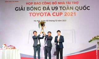 Đại diện nhà tài trợ trao chiếc cúp của giải đấu cho nhà báo Nguyễn Phan Khuê - Tổng Biên tập Báo Thiếu niên Tiền phong và Nhi đồng.