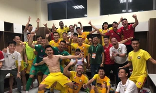 Cầu thủ Thanh Hoá ăn mừng trong phòng thay đồ sau chiến thắng kịch tính
