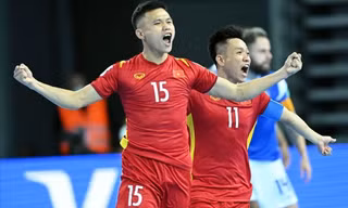 Khổng Đình Hùng ăn mừng bàn thắng vào lưới Brazil