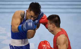 Nguyễn Văn Đương (áo đỏ) dừng bước tại Olympic Tokyo