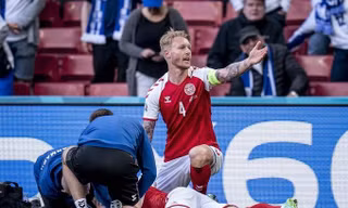 Kjaer là một trong những cầu thủ có mặt đầu tiên khi Eriksen ngã xuống