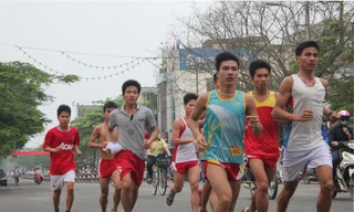 Các VĐV tịch cực luyện tập, làm quen với đường chạy TP Huế. Ảnh: Tiểu Bảo