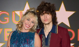 'Gái hư' Miley Cyrus hẹn hò tay trống Maxx Morando kém 6 tuổi 