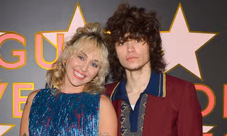 'Gái hư' Miley Cyrus hẹn hò tay trống Maxx Morando kém 6 tuổi 