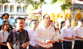 Thủ khoa xuất sắc dâng hương báo công tại Hoàng thành Thăng Long