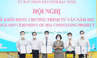 Chủ tịch UBND tỉnh Bắc Ninh Nguyễn Hương Giang và Tổng giám đốc Samsung Việt Nam Choi Joo Ho chứng kiến lễ ký kết tư vấn doanh nghiệp.