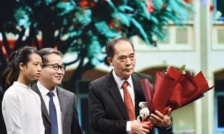 Thầy Ngô Mạnh Cường (ôm hoa) cùng các thế hệ học trò tại xã Sơn Công, huyện Ứng Hoà (Hà Nội).