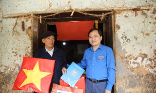Trao học cụ khèn Mông cho học sinh vùng cao Hà Giang