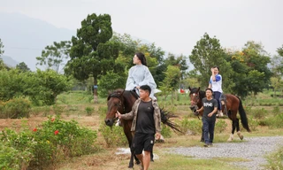 Sinh viên trải nghiệm cưỡi ngựa, bắn cung trong lễ khai giảng