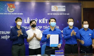 Anh Nguyễn Ngọc Lương ký kết nội dung hợp tác giữa T.Ư Đoàn và Hiệp hội Thương mại điện tử Việt Nam. 