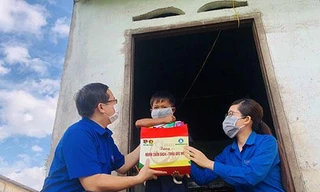 Trao tặng sách giáo khoa cho các em thiếu nhi vùng dân tộc thiểu số.