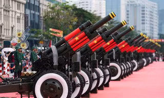 [VIDEO]: 21 loạt đại bác rền vang chào mừng Đại lễ 30/4 tại TP.HCM