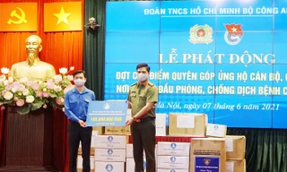Ủng hộ kinh phí, nhu yếu phẩm hỗ trợ lực lượng nơi tuyến đầu chống dịch COVID-19