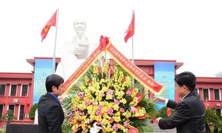 Thanh niên Việt - Trung dâng hoa tưởng niệm Chủ tịch Hồ Chí Minh, mở đầu chương trình ‘Gặp gỡ hữu nghị’ lần thứ 24