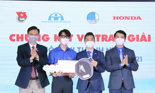 Đại diện Ban tổ chức trao giải Nhất tặng thí sinh Huỳnh Thanh Thân.