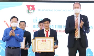 Anh Nguyễn Anh Tuấn, Bí thư thứ nhất T.Ư Đoàn và ông Patrick Haverman, Phó đại diện tường trú Cơ quan phát triển Liên Hợp Quốc tại Việt Nam, trao bằng khen của T.Ư Đoàn và biểu trưng giải thưởng cho tập thể được tôn vinh tại buổi lễ.