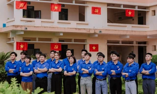 Đường cờ đỏ thắm sinh viên tri ân lịch sử theo cách rất riêng