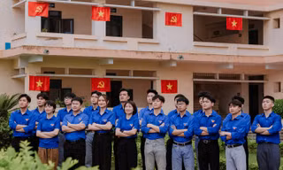 Đường cờ đỏ thắm sinh viên tri ân lịch sử theo cách rất riêng