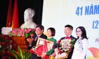 Hai nhà giáo của Học viện Nông nghiệp nhận Bằng khen của Thủ tướng Chính phủ