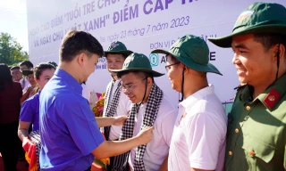 T.Ư Đoàn ra quân ngày cao điểm ‘Tình nguyện chung tay xây dựng nông thôn mới’ tại Bến Tre