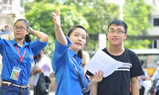 Sinh viên tình nguyện ĐH Ngoại thương tham gia hỗ trợ chương trình "Tiếp sức mùa thi". Ảnh: DƯƠNG TRIỀU