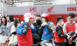 Hàng trăm sinh viên trải nghiệm kỹ năng an toàn giao thông