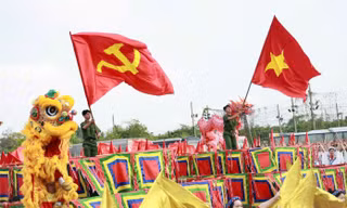 Sinh viên Học viện Cảnh sát nhân dân tưng bừng trong sắc màu trống hội trên phố