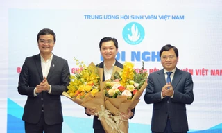 Anh Nguyễn Anh Tuấn - Ủy viên T.Ư Đảng, Bí thư thứ nhất T.Ư Đoàn và anh Bùi Quang Huy - Ủy viên dự khuyết T.Ư Đảng, Bí thư thường trực T.Ư Đoàn tặng hoa chúc mừng anh Nguyễn Minh Triết - Bí thư T.Ư Đoàn, tân Chủ tịch T.Ư Hội Sinh viên Việt Nam.