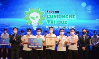 Bí thư T.Ư Đoàn Nguyễn Minh Triết (ngoài cùng bên trái) trao giải nhất cho đội The Cim Light, thuộc ĐH Bách khoa Hà Nội. Ảnh: DƯƠNG TRIỀU