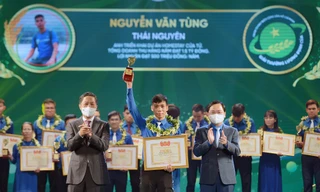 Ông Trần Tuấn Anh - Trưởng Ban Kinh tế T.Ư và anh Nguyễn Anh Tuấn - Bí thư thứ nhất T.Ư Đoàn trao giải thưởng cho các gương tiêu biểu. Ảnh: DƯƠNG TRIỀU