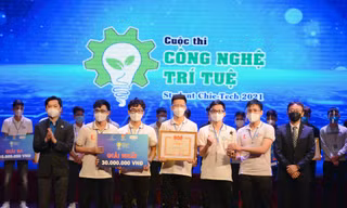 Bí thư T.Ư Đoàn Nguyễn Minh Triết (ngoài cùng bên trái) trao giải nhất cho đội The Cim Light, thuộc ĐH Bách khoa Hà Nội. Ảnh: DƯƠNG TRIỀU