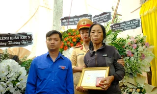 Trao tặng, truy tặng huy hiệu ‘Tuổi trẻ dũng cảm’ cho các chiến sĩ tại Đắk Lắk