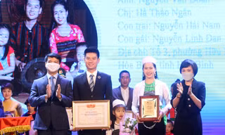 Anh Nguyễn Ngọc Lương, Bí thư T.Ư Đoàn, Chủ tịch T.Ư Hội LHTN Việt Nam trao phần thưởng cho các "Gia đình trẻ tiêu biểu" năm 2021.