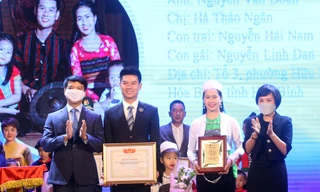 Anh Nguyễn Ngọc Lương, Bí thư T.Ư Đoàn, Chủ tịch T.Ư Hội LHTN Việt Nam trao phần thưởng cho các "Gia đình trẻ tiêu biểu" năm 2021.