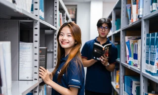 Nhiệt độ tăng cao, sinh viên Hà Nội tìm mọi cách đối phó với nắng nóng