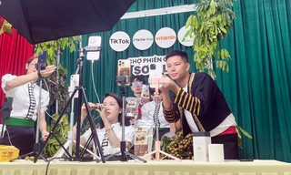 Các KOLs mở 'xưởng' livestream ngay trên hội trường để hướng dẫn thanh niên bán hàng