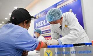 Khám sức khỏe, tặng voucher khám mắt 5 triệu đồng cho công nhân trẻ