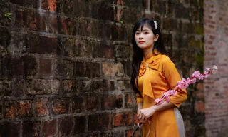 Thiếu nữ Hà thành xuống phố cùng sắc Xuân