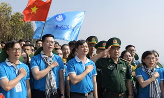 Thiêng liêng lễ chào cờ, hát quốc ca tại A Pa Chải - điểm cực Tây của Tổ quốc