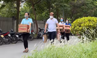 Gần 500 suất quà trị giá 250 triệu đồng được trao cho học sinh, sinh viên bị "mắc kẹt" trong khu vực phong toả tỉnh Bắc Ninh.
