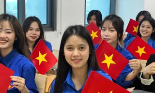 Gửi trọn tình yêu nước qua từng mũi len: Tuổi trẻ Học viện Hành chính lan tỏa yêu thương bằng những điều giản dị 