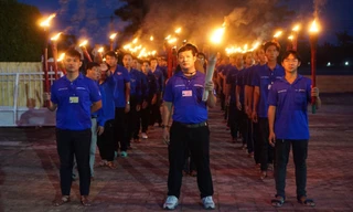 Hàng trăm chiến sĩ 'áo xanh' rước đuốc tri ân các anh hùng liệt sĩ