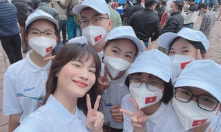 MC Mai Trang và học sinh trường THPT Bạch Đằng (Quảng Ninh).